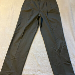 Mens Dockers Classic Fit Pleated Pants in khaki or Olive color  Size W34x32L